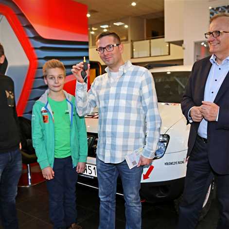 Dacia Duster Elf Cup 2017 - zawodnicy odbierają samochody